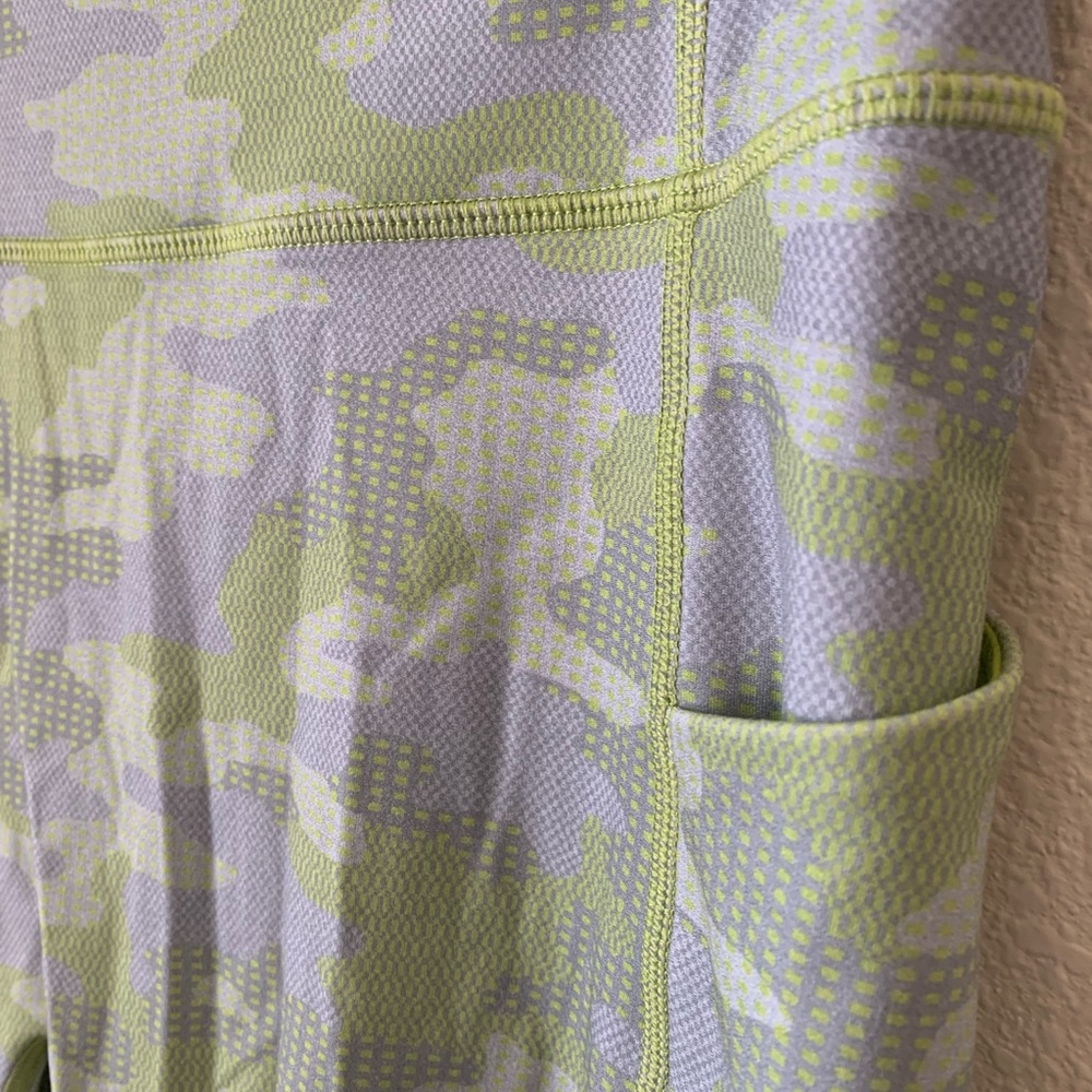 Fabletics patterned activewear set - Picture 5 of 5
